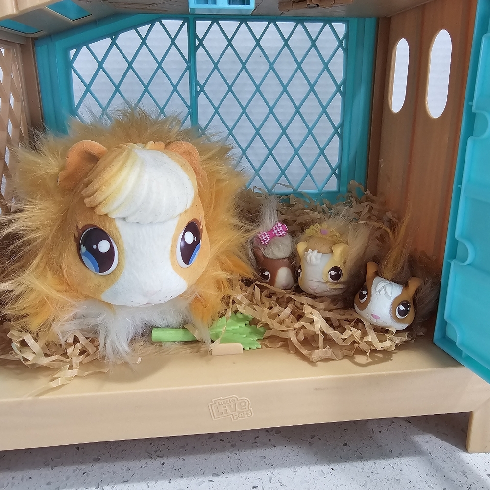 Little Live Pets Mama Surprise  Guinea Pig toy Interactive Playset